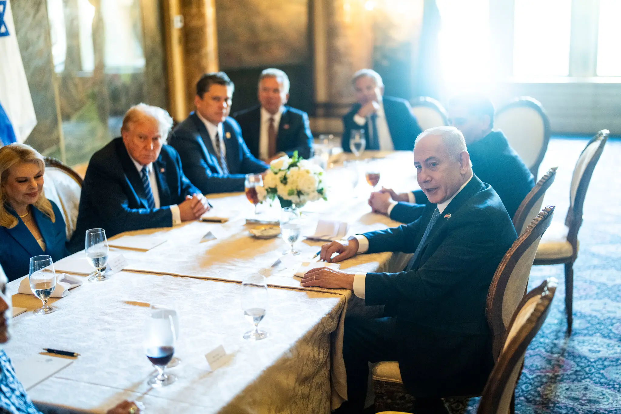 Трамп зустрічається з прем’єр-міністром Ізраїлю Беньяміном Нетаньяху (праворуч) у Мар-а-Лаго в липні. Цей візит став його першою особистою зустріччю з паном Трампом після того, як колишній президент залишив свій пост.